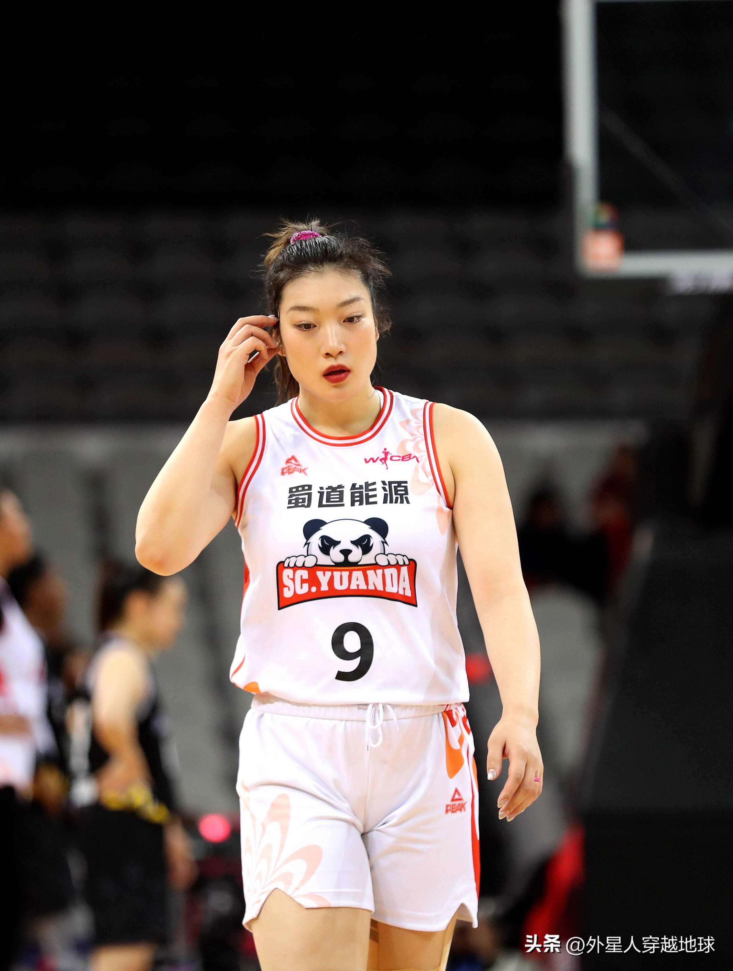 江苏女篮队员成功防守，为球队取胜做贡献