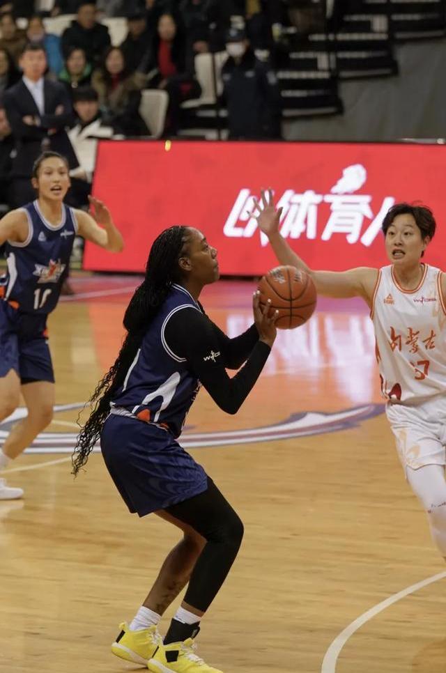 江苏女篮队员成功防守，为球队取胜做贡献