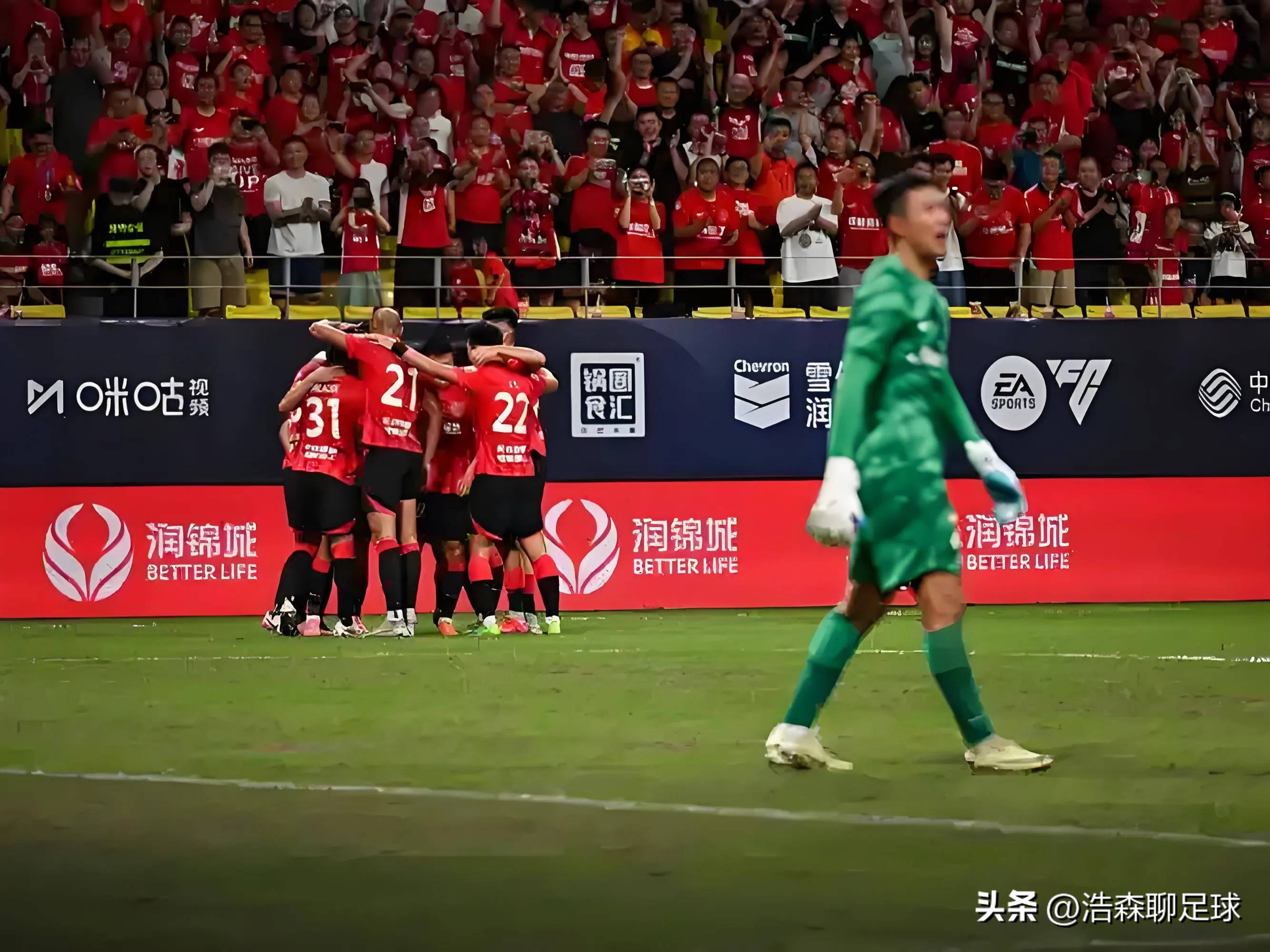 包含双方实力对比，一场足球对决火爆上演的词条